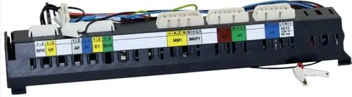 Kabelbaum mit mehreren Anschlüssen und Beschriftungen für die Regelungstechnik, hergestellt von Wolf. Die Kabel sind farblich gekennzeichnet und geordnet.